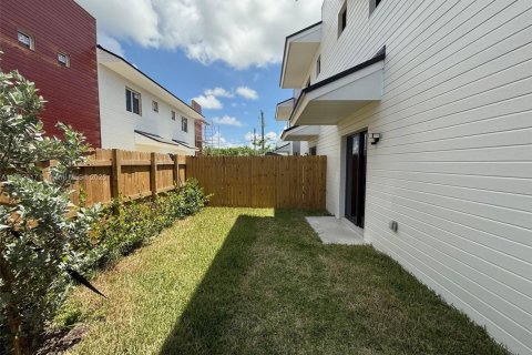 Townhouse in Florida City, Florida 4 bedrooms, 124.02 sq.m. № 1945205 - photo 24
