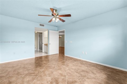 Copropriété à vendre à Pembroke Pines, Floride: 2 chambres, 112.13 m2 № 1992564 - photo 12