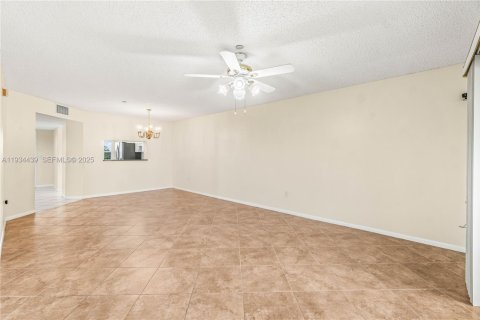 Copropriété à vendre à Pembroke Pines, Floride: 2 chambres, 112.13 m2 № 1992564 - photo 9