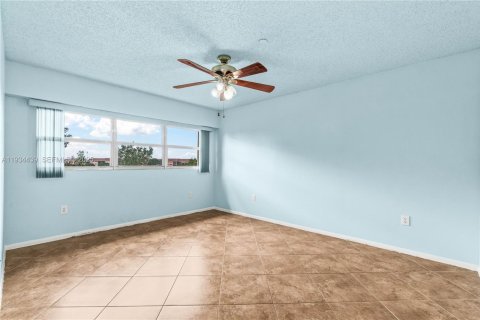 Copropriété à vendre à Pembroke Pines, Floride: 2 chambres, 112.13 m2 № 1992564 - photo 11