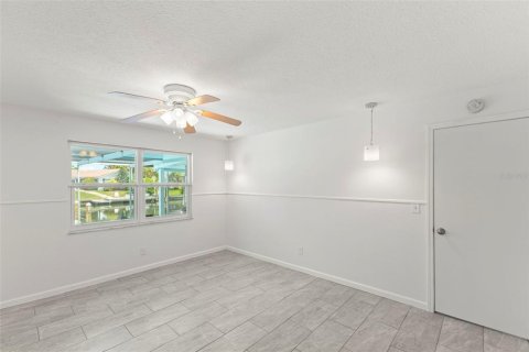 House in Saint Petersburg, Florida 3 bedrooms, 132.11 sq.m. № 2201565 - photo 16