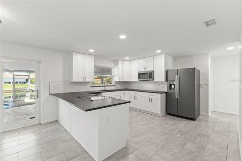 House in Saint Petersburg, Florida 3 bedrooms, 132.11 sq.m. № 2201565 - photo 7