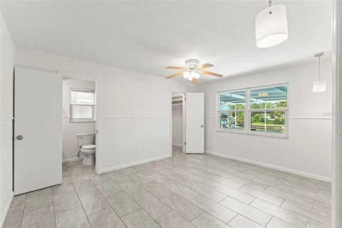 House in Saint Petersburg, Florida 3 bedrooms, 132.11 sq.m. № 2201565 - photo 17