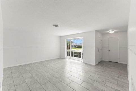 House in Saint Petersburg, Florida 3 bedrooms, 132.11 sq.m. № 2201565 - photo 4