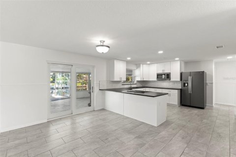 House in Saint Petersburg, Florida 3 bedrooms, 132.11 sq.m. № 2201565 - photo 8