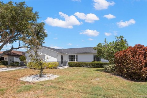House in Saint Petersburg, Florida 3 bedrooms, 132.11 sq.m. № 2201565 - photo 3