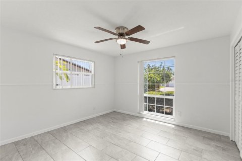 House in Saint Petersburg, Florida 3 bedrooms, 132.11 sq.m. № 2201565 - photo 22