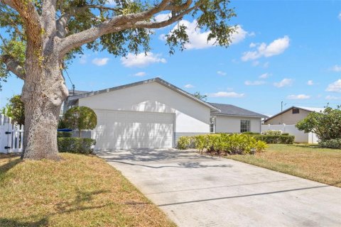 House in Saint Petersburg, Florida 3 bedrooms, 132.11 sq.m. № 2201565 - photo 2