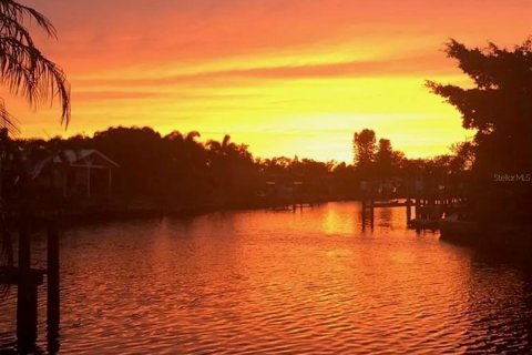 House in Saint Petersburg, Florida 3 bedrooms, 132.11 sq.m. № 2201565 - photo 26