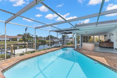 House in Saint Petersburg, Florida 3 bedrooms, 132.11 sq.m. № 2201565 - photo 11