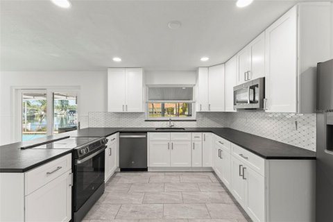 House in Saint Petersburg, Florida 3 bedrooms, 132.11 sq.m. № 2201565 - photo 6