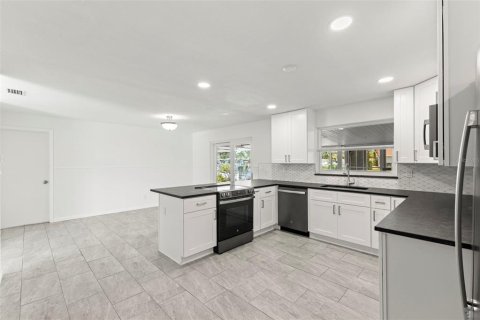 House in Saint Petersburg, Florida 3 bedrooms, 132.11 sq.m. № 2201565 - photo 9