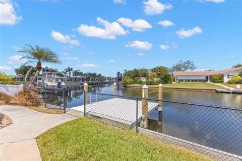 House in Saint Petersburg, Florida 3 bedrooms, 132.11 sq.m. № 2201565 - photo 10