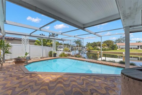 House in Saint Petersburg, Florida 3 bedrooms, 132.11 sq.m. № 2201565 - photo 12