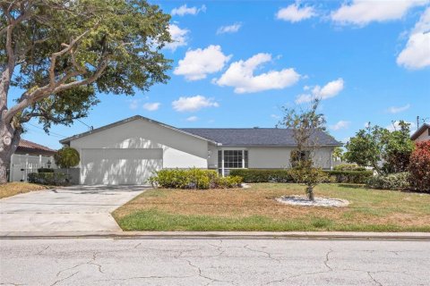 House in Saint Petersburg, Florida 3 bedrooms, 132.11 sq.m. № 2201565