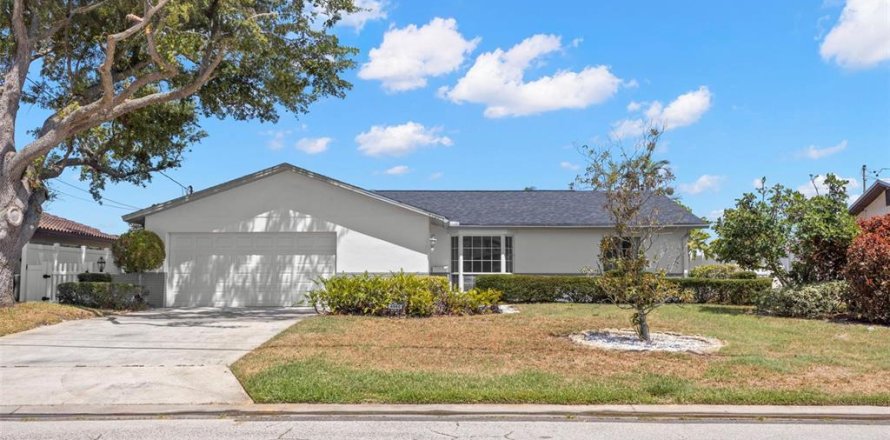 House in Saint Petersburg, Florida 3 bedrooms, 132.11 sq.m. № 2201565
