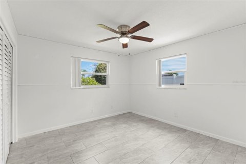 House in Saint Petersburg, Florida 3 bedrooms, 132.11 sq.m. № 2201565 - photo 23