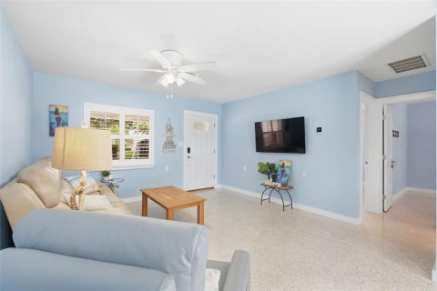 Villa ou maison à vendre à Indian Rocks Beach, Floride: 2 chambres, 73.58 m2 № 2399090 - photo 10