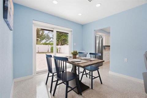 Villa ou maison à vendre à Indian Rocks Beach, Floride: 2 chambres, 73.58 m2 № 2399090 - photo 13