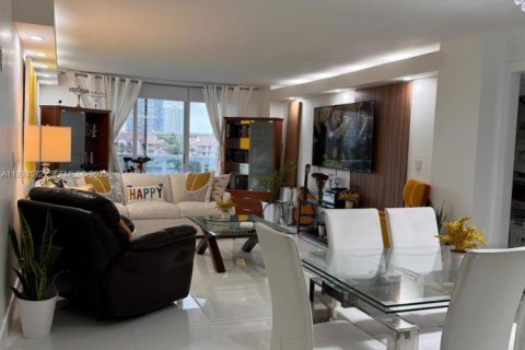 Снять в аренду кондоминиум в Холливуд, Флорида 2 спальни, 111.67м2, № 1984604 - фото 8