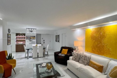 Снять в аренду кондоминиум в Холливуд, Флорида 2 спальни, 111.67м2, № 1984604 - фото 20