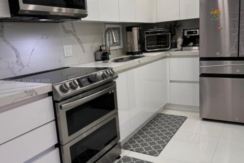 Снять в аренду кондоминиум в Холливуд, Флорида 2 спальни, 111.67м2, № 1984604 - фото 2