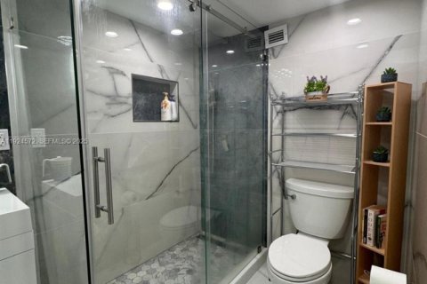 Снять в аренду кондоминиум в Холливуд, Флорида 2 спальни, 111.67м2, № 1984604 - фото 22