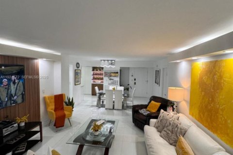 Снять в аренду кондоминиум в Холливуд, Флорида 2 спальни, 111.67м2, № 1984604 - фото 18