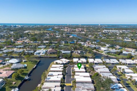 Villa ou maison à vendre à Sarasota, Floride: 2 chambres, 104.05 m2 № 2145360 - photo 2