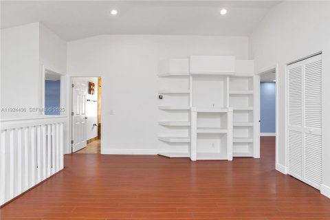 House in Hollywood, Florida 2 bedrooms, 183.57 sq.m. № 1982905 - photo 13