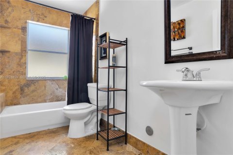 House in Hollywood, Florida 2 bedrooms, 183.57 sq.m. № 1982905 - photo 16