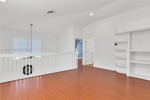 House in Hollywood, Florida 2 bedrooms, 183.57 sq.m. № 1982905 - photo 12