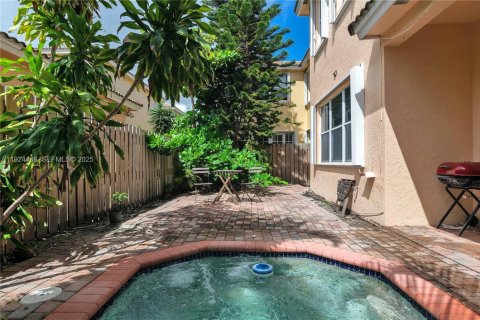 House in Hollywood, Florida 2 bedrooms, 183.57 sq.m. № 1982905 - photo 22