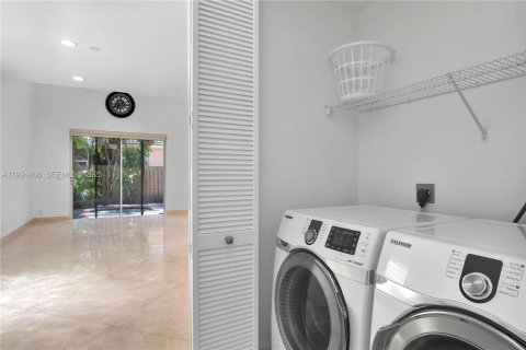 House in Hollywood, Florida 2 bedrooms, 183.57 sq.m. № 1982905 - photo 10