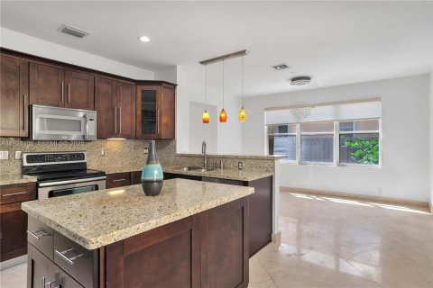 House in Hollywood, Florida 2 bedrooms, 183.57 sq.m. № 1982905 - photo 5