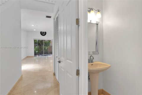 House in Hollywood, Florida 2 bedrooms, 183.57 sq.m. № 1982905 - photo 9