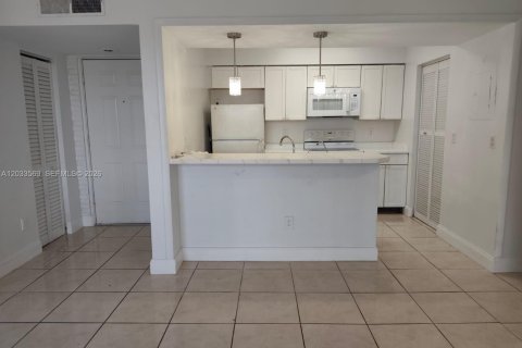 Copropriété à vendre à Pompano Beach, Floride: 2 chambres, 99.68 m2 № 2078128 - photo 2