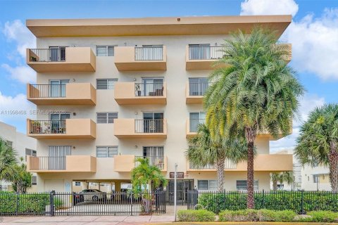 Condo in Miami Beach, Florida, 2 bedrooms  № 2065236 - photo 3