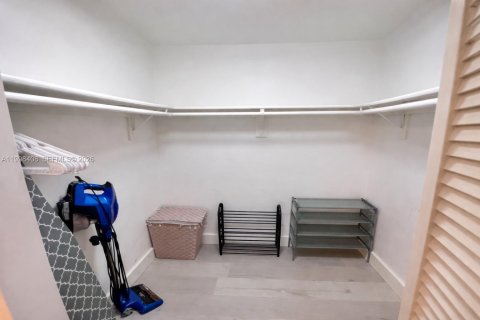 Condo in Miami Beach, Florida, 2 bedrooms  № 2065236 - photo 11