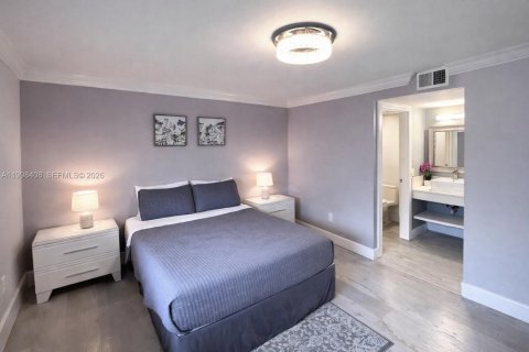 Condo in Miami Beach, Florida, 2 bedrooms  № 2065236 - photo 9