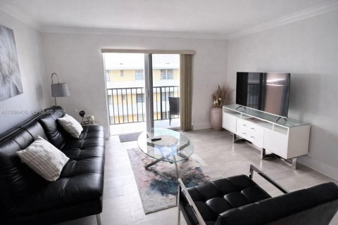 Condo in Miami Beach, Florida, 2 bedrooms  № 2065236 - photo 8