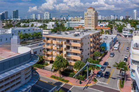 Condo in Miami Beach, Florida, 2 bedrooms  № 2065236 - photo 16