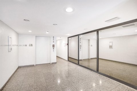 Condo in Miami Beach, Florida, 2 bedrooms  № 2065236 - photo 15