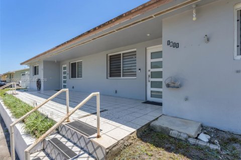 Villa ou maison à louer à Miramar, Floride: 2 chambres, 194.17 m2 № 1998289 - photo 4