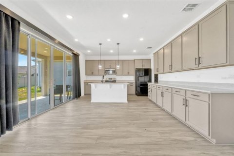 House in Davenport, Florida 5 bedrooms, 288.55 sq.m. № 1771488 - photo 10