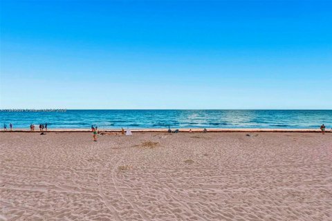 Condominio en alquiler en Hollywood, Florida, 2 dormitorios, 135.54 m2 № 2013588 - foto 12