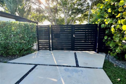Immobilier commercial à louer à Miami, Floride: 305.65 m2 № 2426128 - photo 7