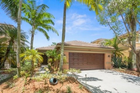 Villa ou maison à louer à Weston, Floride: 3 chambres, 128.76 m2 № 1931471 - photo 1