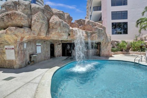 Condo in Miami Beach, Florida, 2 bedrooms № 2340400 - photo 23