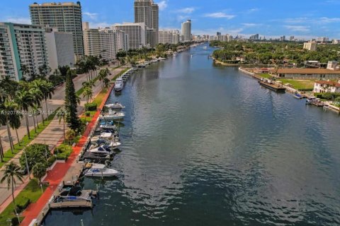 Condo in Miami Beach, Florida, 2 bedrooms № 2340400 - photo 18